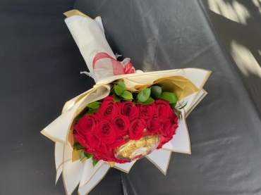 Elegant Valentine\'s Day Bouquet